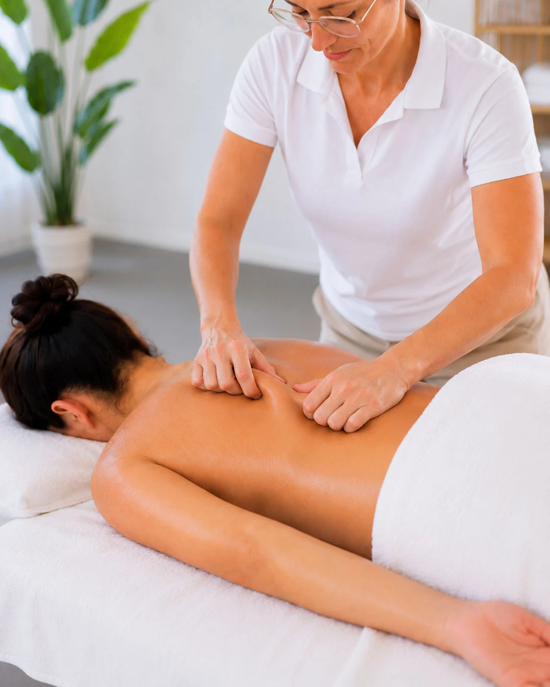 Bindegewebsmassage an Rücken und Faszien im Massage Zentrum an der Essanestrasse in Eschen